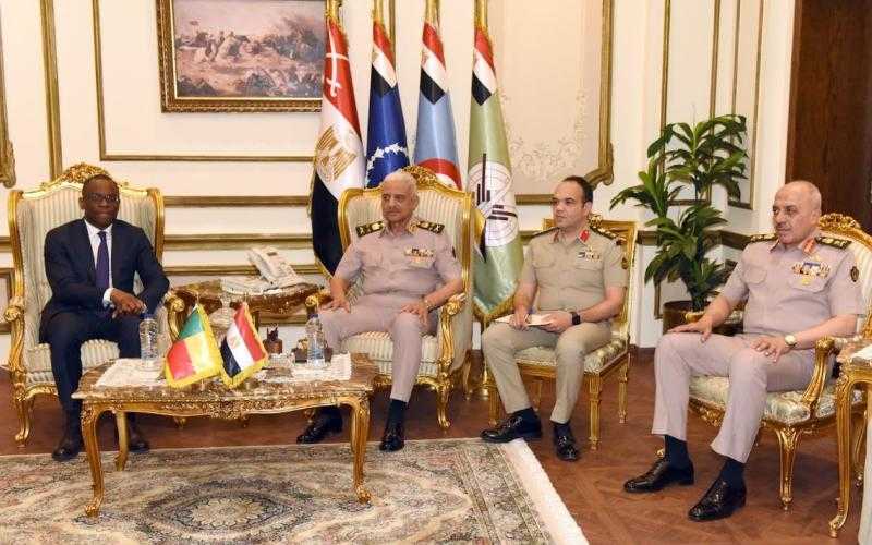 وزير الدفاع يلتقي وزير خارجية بنين لبحث أوجه التعاون بين البلدين
