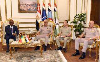 وزير الدفاع يلتقي وزير خارجية بنين لبحث أوجه التعاون بين البلدين