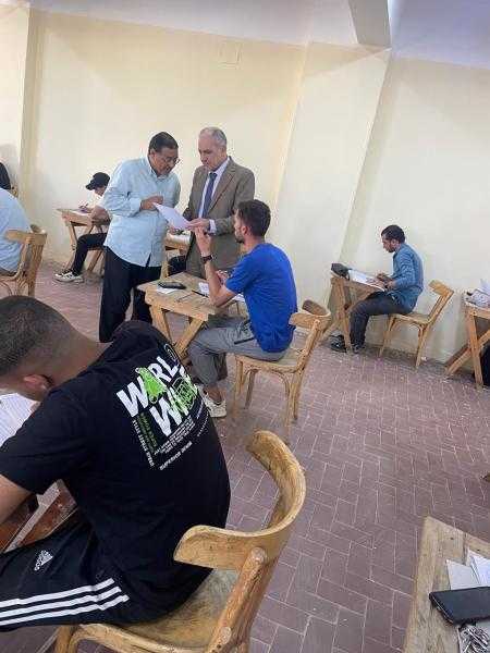 رئيس جامعة أسوان يتابع سير امتحانات هندسة الطاقة وانضباط داخل اللجان