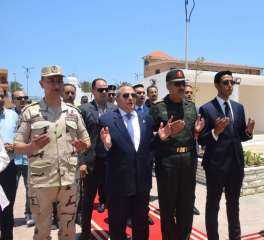 محافظ بورسعيد وقائد الجيش الثاني الميداني يتفقدان مقابر الشهداء بعد الانتهاء من أعمال تطويرها