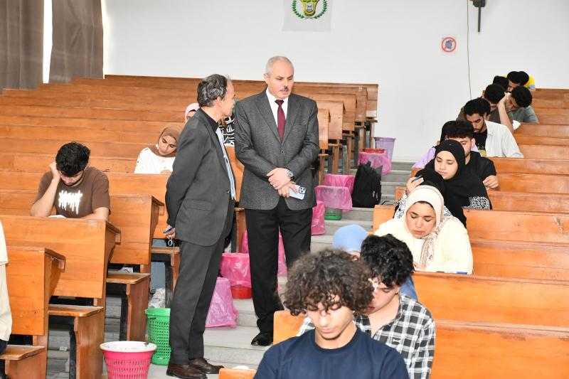 رئيس جامعة قناة السويس يتفقد سير امتحانات كلية الزراعة قبيل بدء إجازة عيد الأضحى المبارك