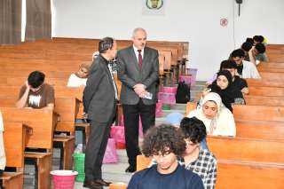 رئيس جامعة قناة السويس يتفقد سير امتحانات كلية الزراعة قبيل بدء إجازة عيد الأضحى المبارك