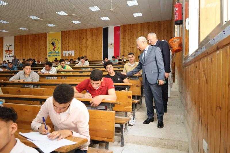 رئيس جامعة المنيا يواصل جولاته لتفقد سير أعمال الامتحانات بكلية التربية النوعية والحقوق والطفولة المبكرة