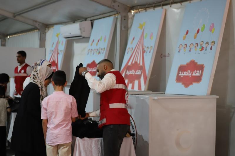 الهلال الأحمر المصري يوزع ملابس العيد على أطفال الأسر الفلسطينية والمصرية الأكثر احتياجًا