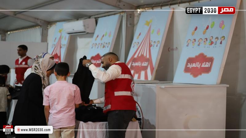 الهلال الأحمر المصري يوزع ملابس العيد