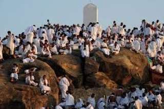 حجاج بيت الله يتوافدون إلى جبل عرفات لأداء ركن الحج الأعظم