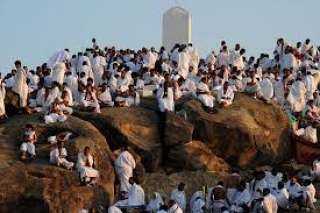 حجاج بيت الله يتوافدون إلى جبل عرفات لأداء ركن الحج الأعظم