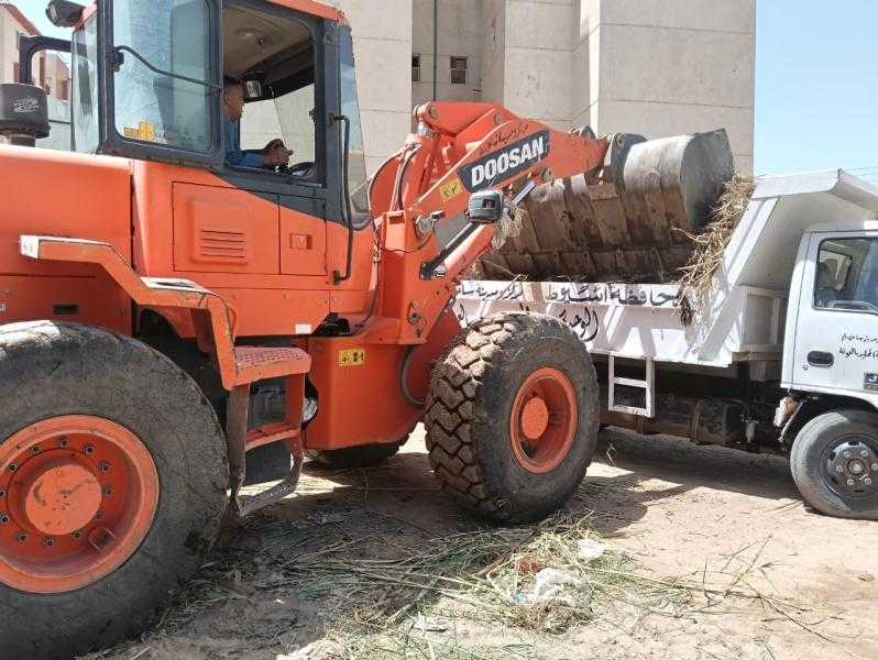 محافظ أسيوط يشدد على تكثيف حملات النظافة ورفع 65 طنًا من المخلفات بمساكن قرية المطمر بساحل سليم