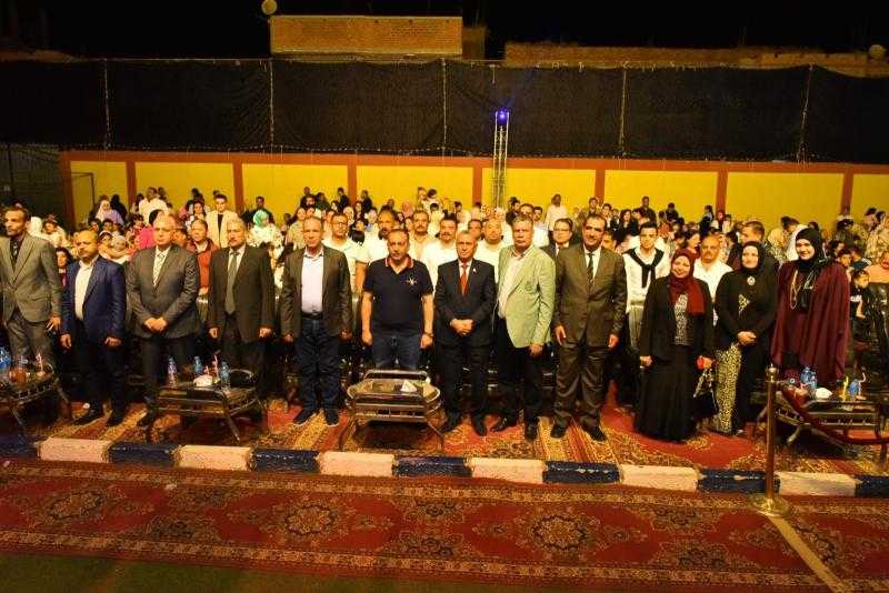 محافظ أسيوط يشهد حفل ختام الأنشطة الطلابية وتخرج تلاميذ مدرسة فرست الدولية للغات بقرية بنى قرة بمركز القوصية