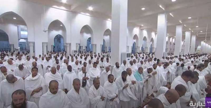 الحجاج يؤدون صلاتي الظهر والعصر قصرا بمسجد نمرة