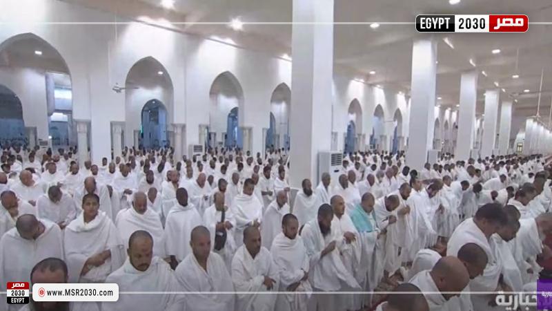الحجاج يؤدون صلاتي الظهر والعصر قصرا بمسجد نمرة