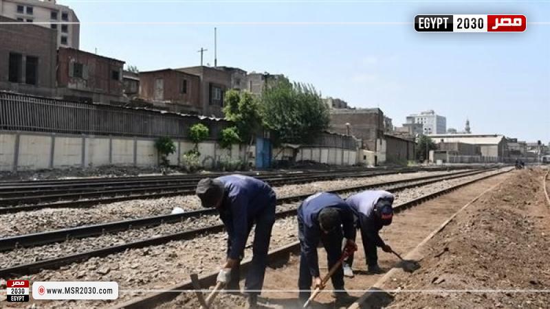عمال السكة الحديد يواصلون العمل خلال الإجازة