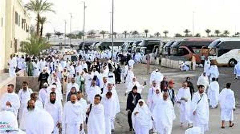 شركات السياحة تنقل حجاجها من مقار إقامتهم بمكة لمشعر منى لرمي الجمرات