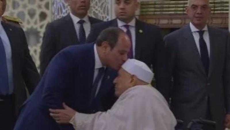 لفتة إنسانية.. الرئيس السيسي يقبل رأس الدكتور أحمد عمر هاشم خلال صلاة عيد الأضحى