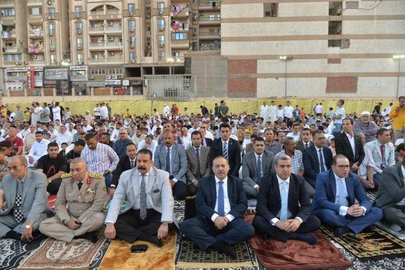 محافظ أسيوط يؤدي صلاة عيد الأضحى بساحة أرض الملاعب وسط حشود جماهيرية