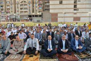 محافظ أسيوط يؤدي صلاة عيد الأضحى بساحة أرض الملاعب وسط حشود جماهيرية
