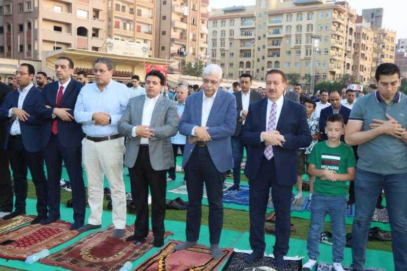 رئيس جامعة المنوفية يؤدي شعائر صلاة عيد الأضحى وسط أهالي المحافظة بنادى جمهورية شبين