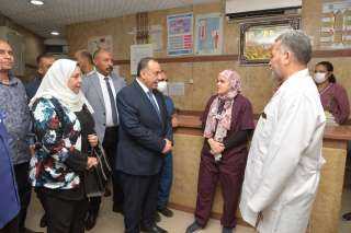 محافظ أسيوط يزور المستشفيات لتهنئة المرضى بعيد الأضحى ويوزع الهدايا العينية