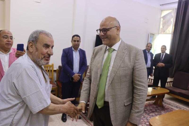 محافظ القليوبية يقدم التهنئة للمسنين ويقدم لهم الهدايا والورود فى اولي ايام عيد الاضحي  المبارك