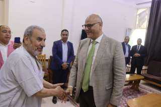 محافظ القليوبية يقدم التهنئة للمسنين ويقدم لهم الهدايا والورود فى اولي ايام عيد الاضحي  المبارك