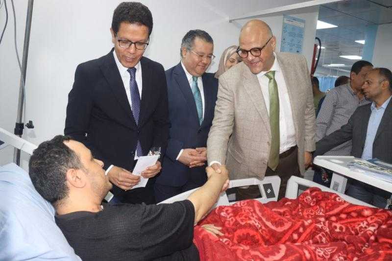 محافظ القليوبية يرسم البهجة والفرحة على الأطقم الطبية والمرضى بمستشفيات جامعة بنها