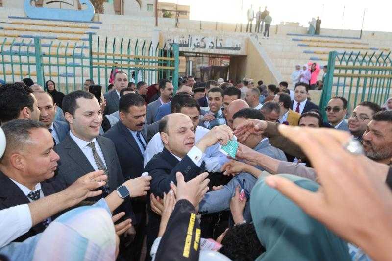محافظ كفرالشيخ: توزيع الورود والهدايا وكروت تهنئة فخامة الرئيس على المارة احتفالًا بعيد الأضحى المبارك