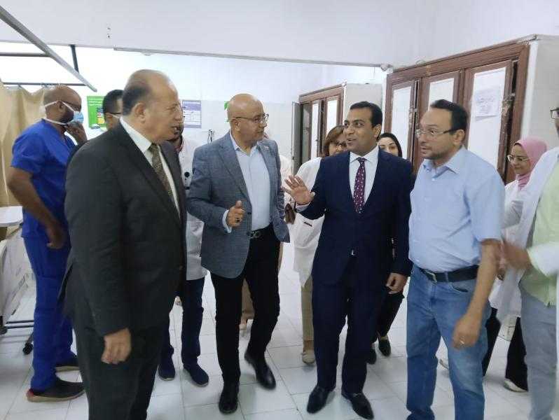 نائب محافظ قنا يتفقد مستشفى قنا العام لتهنئة المرضي بعيد الأضحى