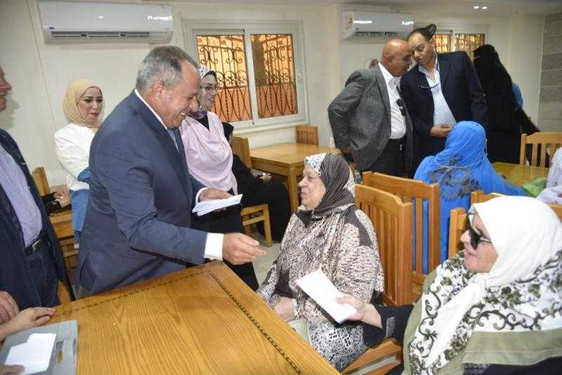 محافظ بورسعيد يزور دار المسنات بحي المناخ ويقدم التهنئة لنزلاء الدور