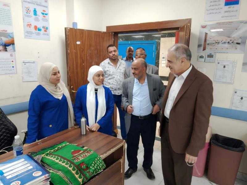 في ثاني أيام العيد.. رئيس جامعة أسوان يتفقد المستشفى الجامعي