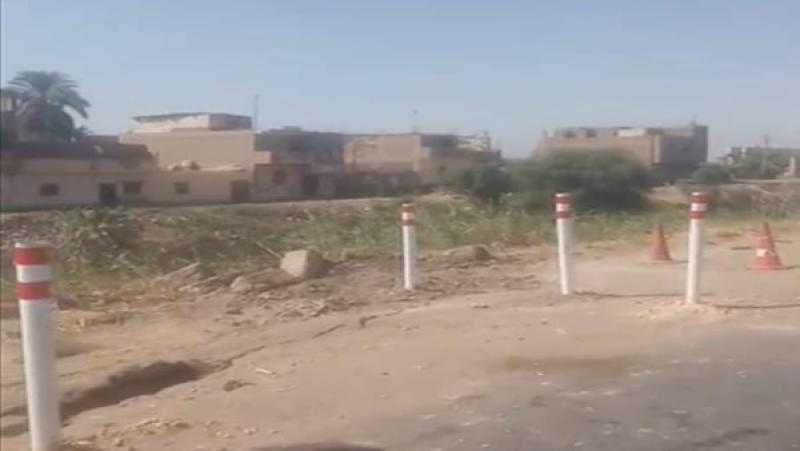 صيانة عاجلة بطريق إسنا- الأقصر بعد انفصال جزئي بالطبان الترابي