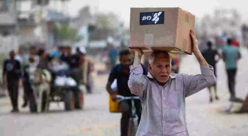 عشرات المصابين قرب مركز توزيع مساعدات فى غزة