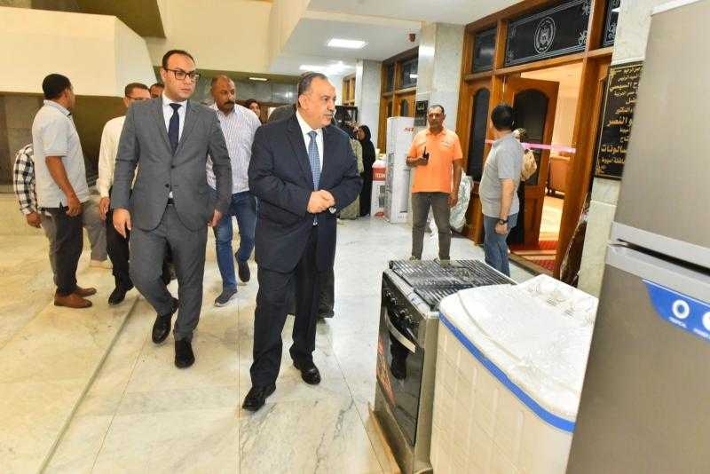 محافظ أسيوط يوزع 10 أجهزة عرائس على الأسر الأولى بالرعاية بمناسبة عيد الأضحى المبارك