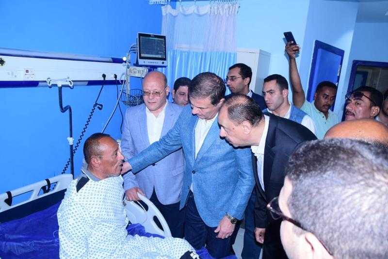 وزير الزراعة يزور مسئول حماية الأراضي المصاب بمستشفى سوهاج الجامعي