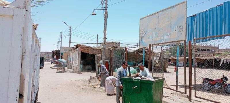 رئيس مدينة البياضيه بالأقصر يتابع أعمال رفع مخلفات القمامة