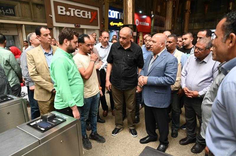 وزير الصناعة والنقل في جولة تفقدية مفاجئة بمحطة مصر للسكك الحديدية برمسيس لمتابعة انتظام  وانضباط العمل بالمحطة