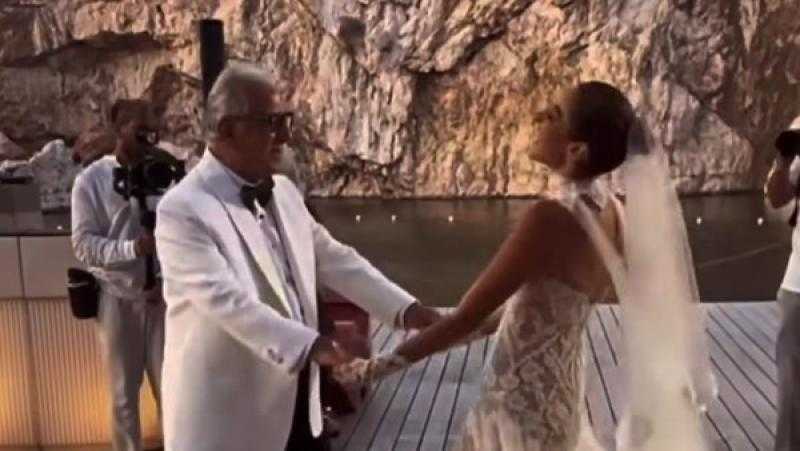 ماسكة إيده.. رقص أمينة خليل مع والدها بحفل زفافها الثاني باليونان