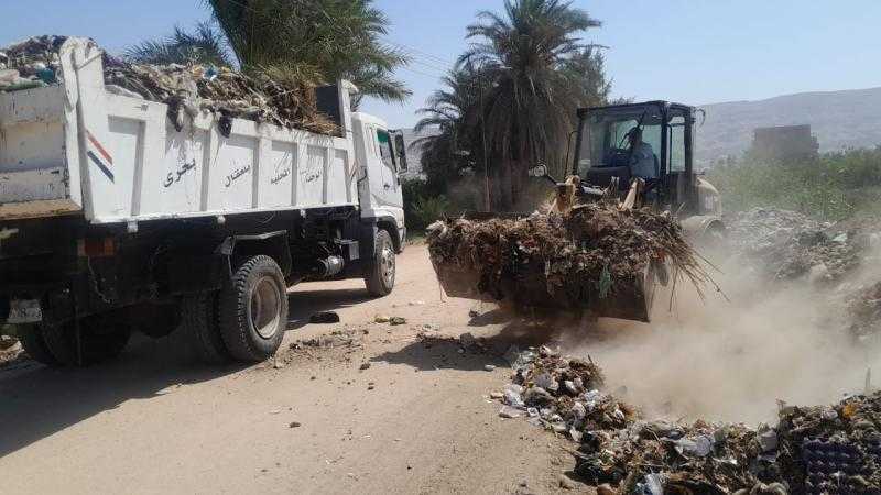 رئيس مركز البداري بأسيوط يتابع جهود رفع المخلفات بقرية العقال البحري