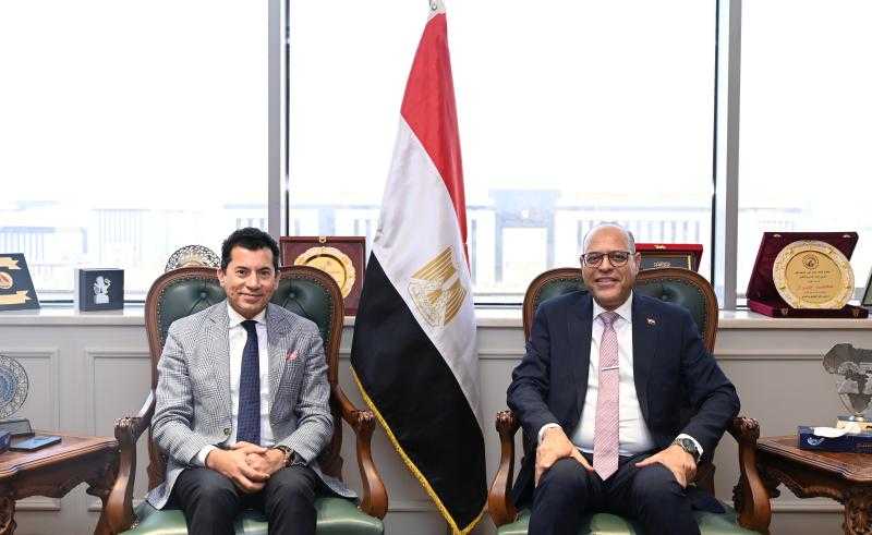 وزير الشباب والرياضة يلتقي وزير العمل لبحث التعاون في مجالات التوظيف والتدريب المهني
