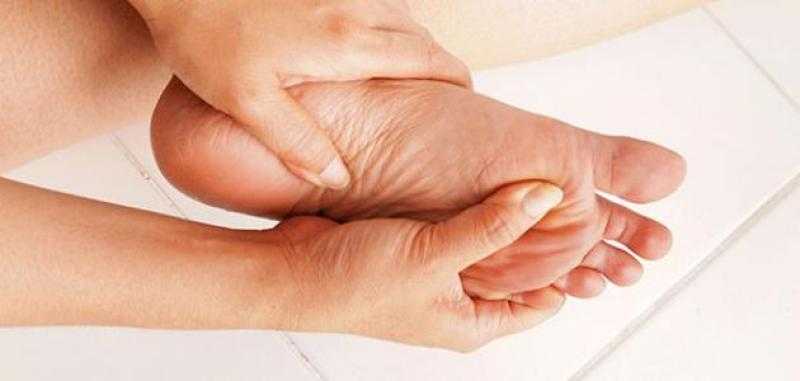 بعد تناول اللحم.. أعراض مرض النقرس