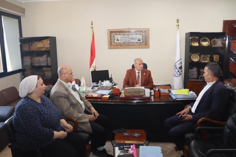 السكرتير العام لمحافظة بني سويف يناقش عددا  من الموضوعات خلال اجتماع لجنة الموارد البشرية بديوان عام المحافظة