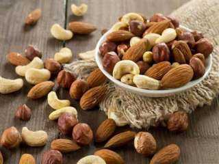 منها المكسرات والبيض.. أطعمة تعزز الكولاجين للبشرة