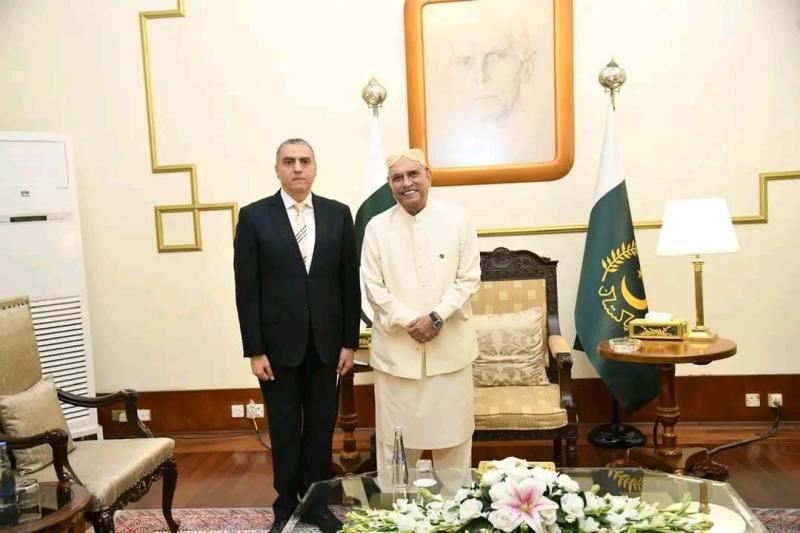 السفير المصري في إسلام أباد يبحث مع رئيس جمهورية باكستان آخر تطورات الأوضاع الإقليمية
