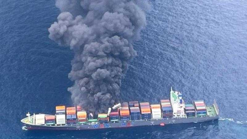 خفر السواحل الهندي يكافح لإخماد حريق على متن سفينة حاويات