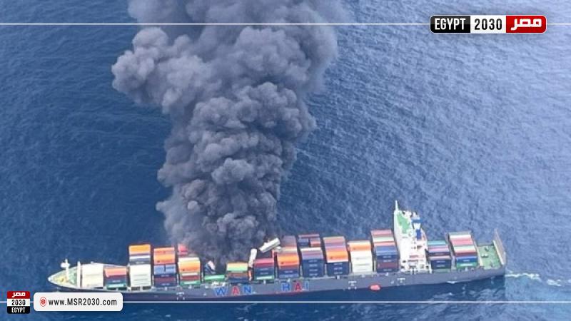 سفينة حاويات تحترق بقبالة ساحل ولاية كيرالا بالهند