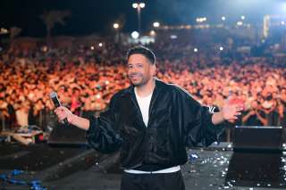 محمد حماقي يحيي حفلاً مبهراً على شاطئ البحر المتوسط