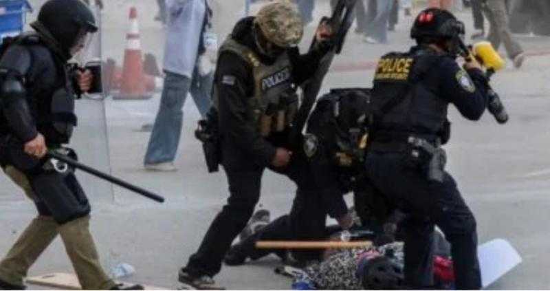 لوس أنجلوس تعلن حظر التجول والشرطة تواصل اعتقال المحتجين