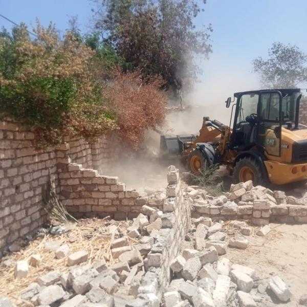 رئيس مدينة الزينيه بالأقصر يقود حملة لتنفيذ ٣ قرارات إزالة التعديات