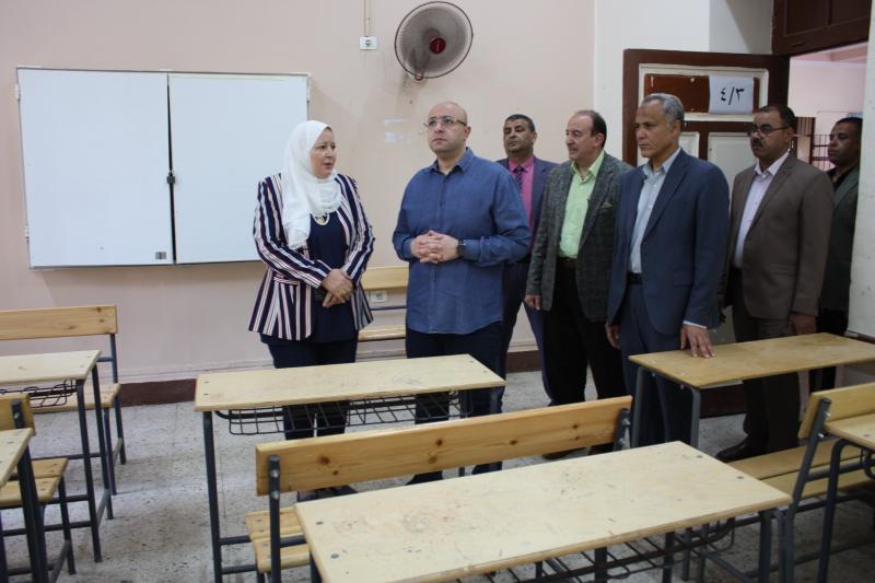 محافظ بني سويف يتفقد جاهزية اللجان واستراحات المراقبين استعداداً لامتحانات الدور الأول لطللاب الثانوية العامة 2024/2025