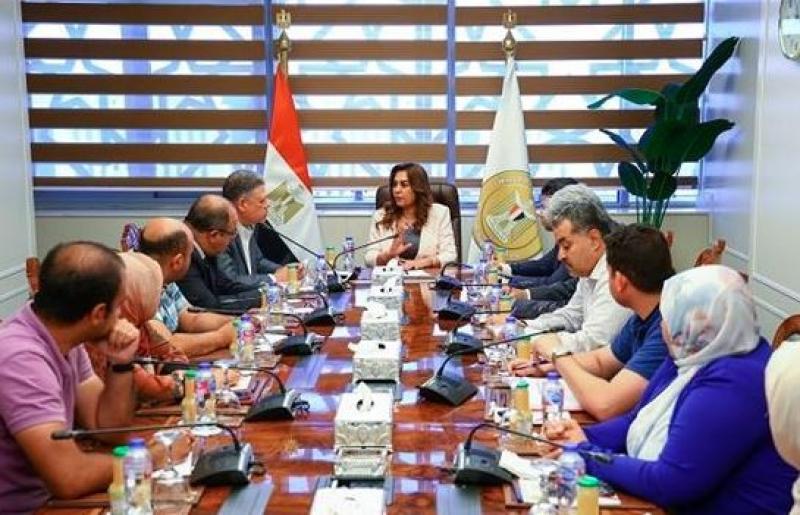 وزيرة التنمية المحلية تتابع سير العمل في منظومة المراكز التكنولوجية بالمحافظات