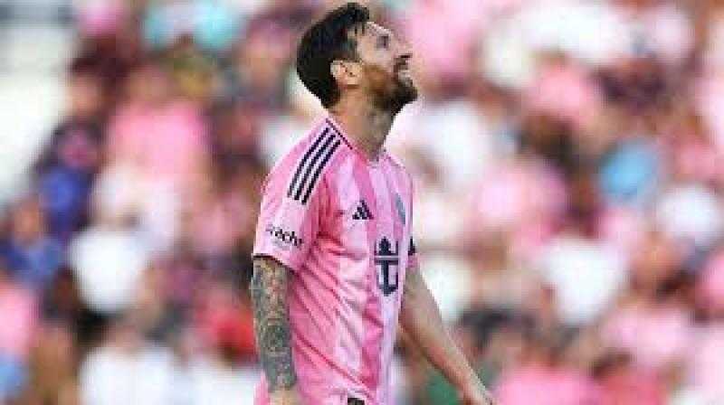 قبل مواجهة الأهلي.. ميسي يغادر الملعب بطلب منه وسكالوني يعلق